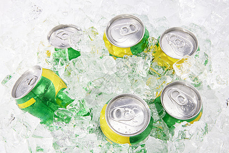 夏日酷爽在冰块里冰镇着的碳酸饮料背景