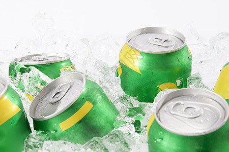 可乐饮品在冰块里冰镇着的碳酸饮料背景
