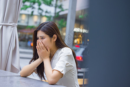 一个人坐在室外伤心的女性高清图片