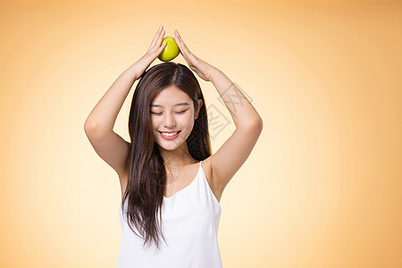中国居民平衡膳食宝塔拿着苹果的美女健康饮食背景