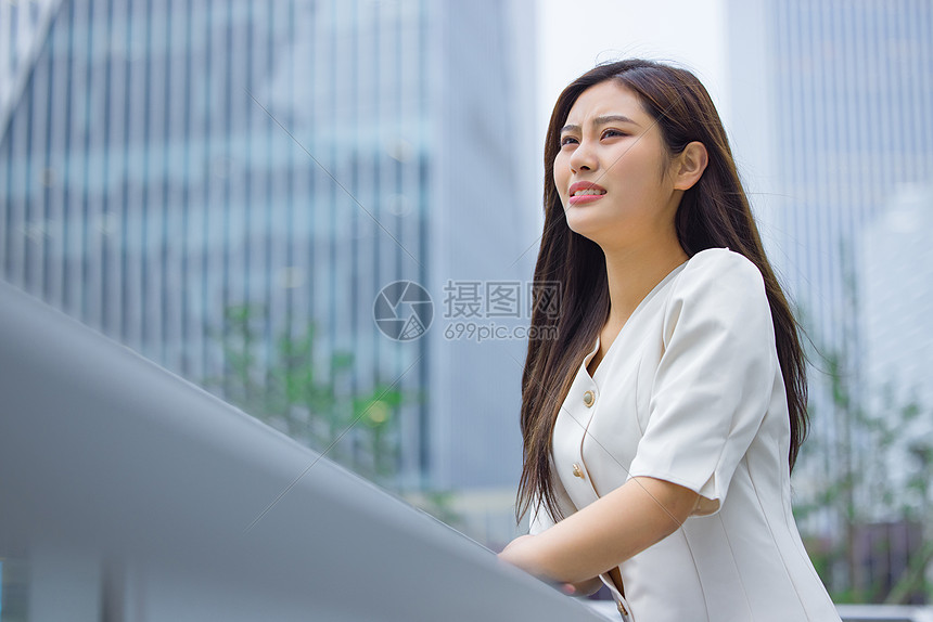 悲伤难过的女性一个人哭泣