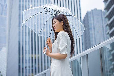 美女模特城市撑着伞伤心的女性背景