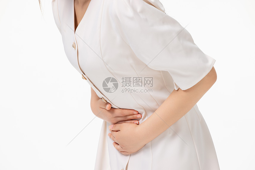 腹部疼痛的女性局部特写图片