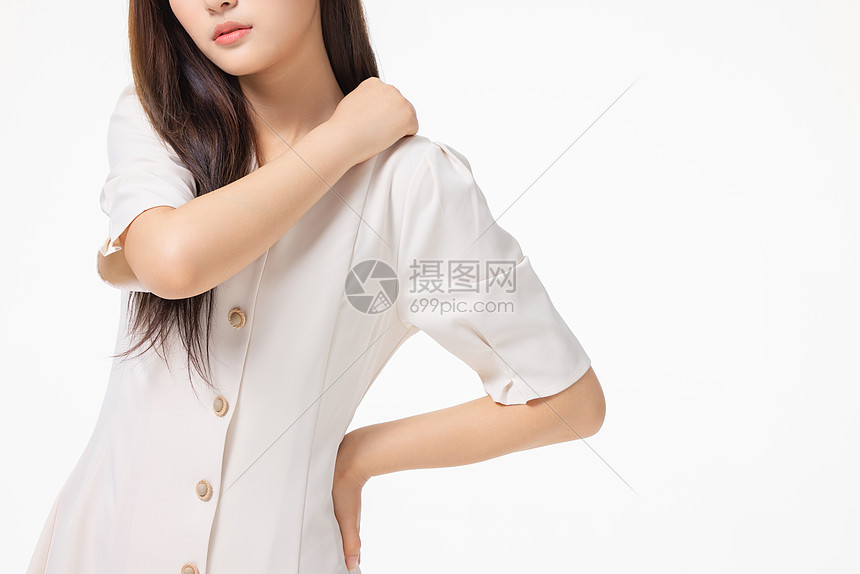 照片 人物情感 腰酸背痛 年轻女性肩膀不适.jpg860_574