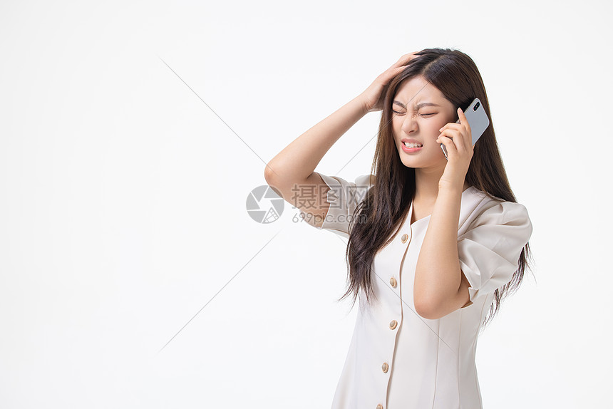 照片 人物情感 负面情绪 烦躁打电话的女性.