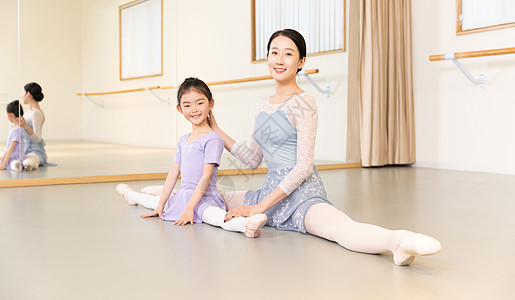 芭蕾舞蹈老师教小朋友动作高清图片