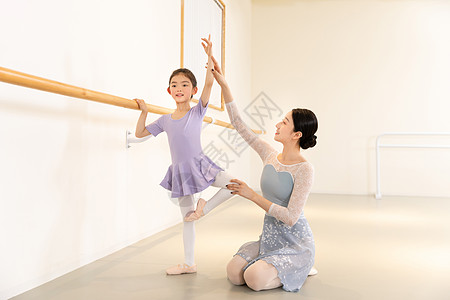 跳芭蕾女孩儿芭蕾舞老师和小女孩互动背景
