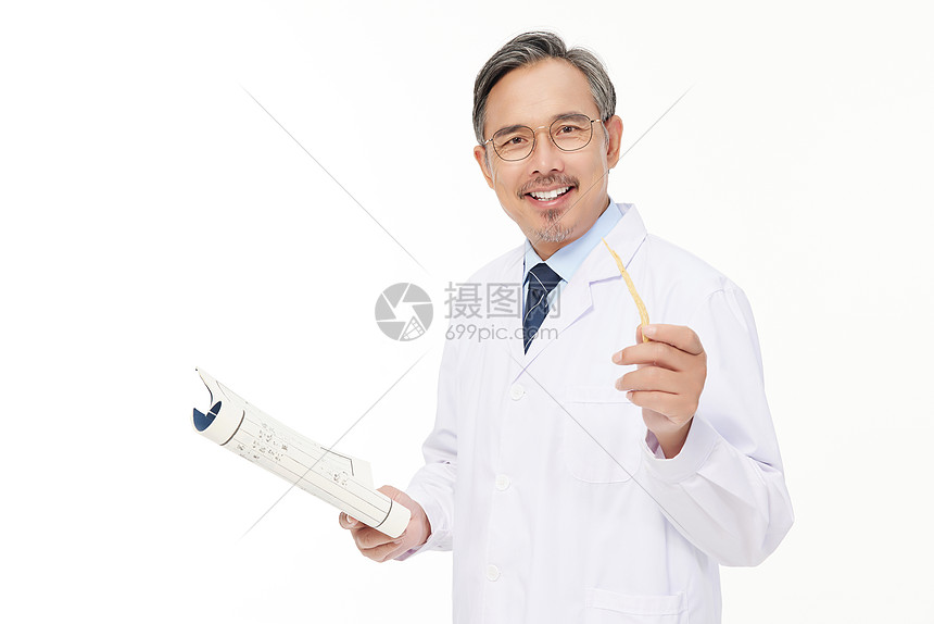 中西医拿着医书和中草药图片