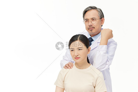 老中医为女顾客按摩肩颈图片