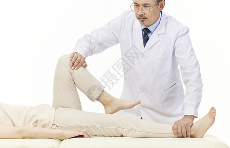 男性中医为女性腿部拉伸复健图片