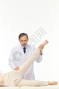 老中医帮助女性腿部按摩拉伸治疗图片