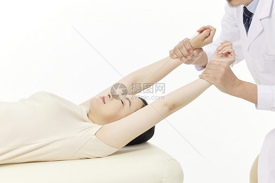 老中医帮助女性手部拉伸复健图片