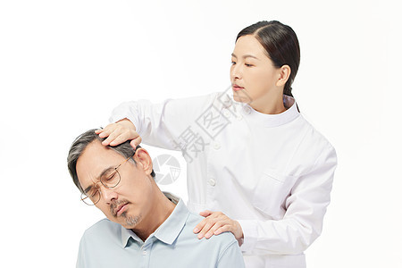 护士帮助老人治疗肩颈图片