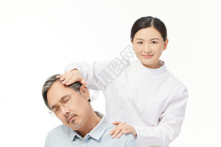 护士帮助老人治疗颈椎图片