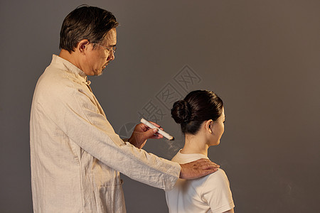 中医为女顾客做艾灸治疗图片
