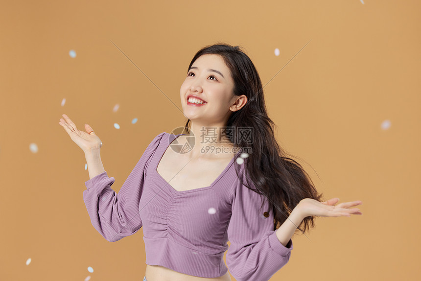 年轻美女聚会派对撒花图片