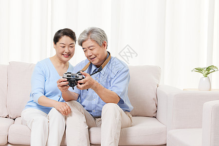 退休老年夫妻学习摄影图片