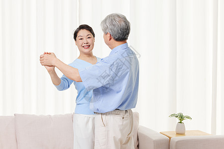 老年夫妻在家练习跳舞图片