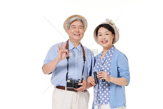 拿着相机旅行的老年夫妻图片