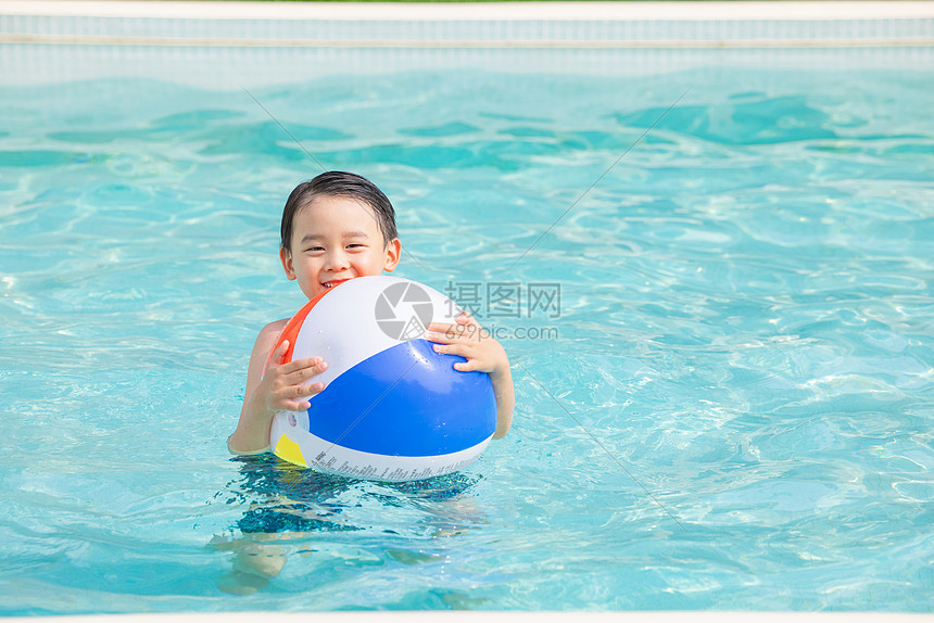 小男孩在泳池中玩耍 第1页