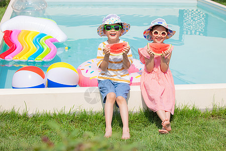 夏天泳装小女孩夏天男孩和女孩坐在泳池边开心吃西瓜背景