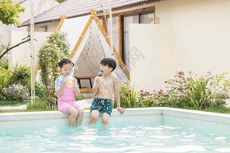 小男孩小女孩坐在泳池开心玩耍图片