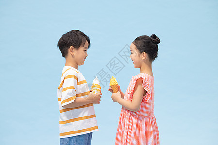 小女孩吃甜筒小男孩与小女孩手拿冰淇淋侧面背景