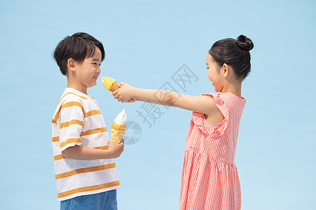 小男孩和小女孩互喂雪糕图片