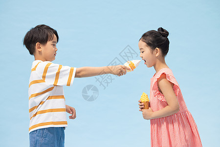 小男孩和小女孩互喂雪糕图片