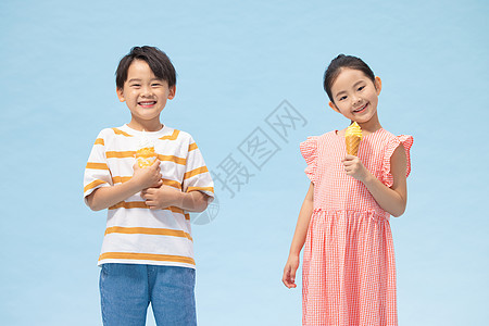小女孩吃甜筒小男孩与小女孩手拿冰淇淋背景