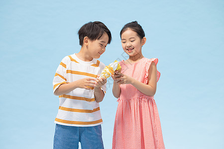 小女孩吃甜筒小男孩和小女孩手拿冰淇淋玩耍背景