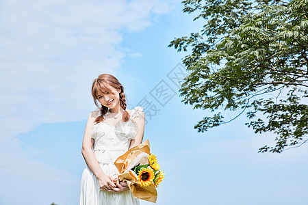 夏日美女手拿夏日葵高清图片