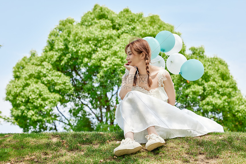 手拿气球的日系夏日美女图片