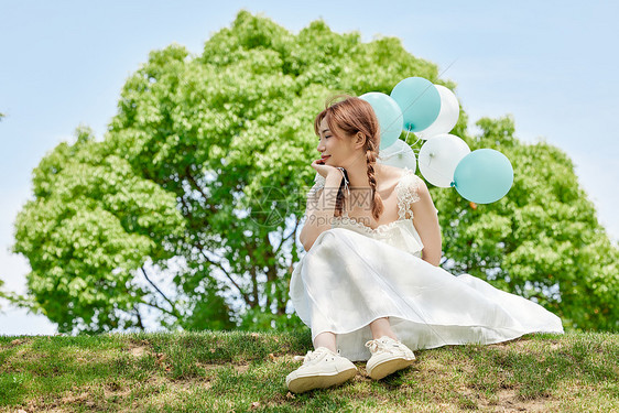 手拿气球的日系夏日美女图片