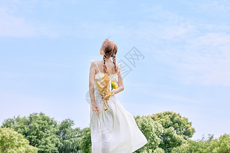 鲜花草地日系夏日美女背影背景