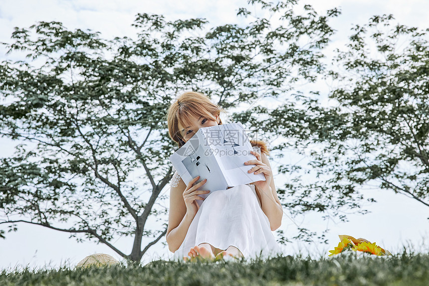 坐在草地上看书的夏日美女高清图片下载-正版图片501770347-摄图网