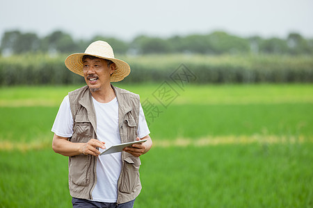 手拿电脑的农民图片