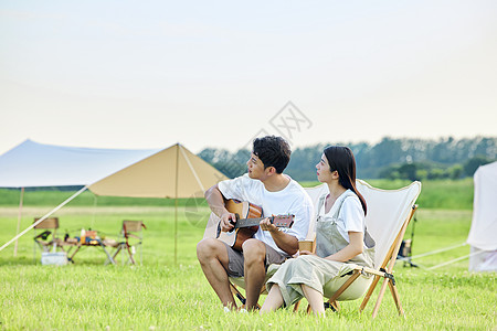 青年男女户外露营弹吉他图片