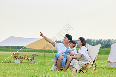 温馨一家夏天家庭亲子户外露营背景