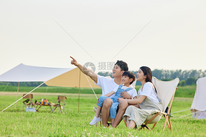 夏天家庭亲子户外露营图片