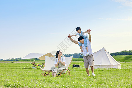 家庭亲子户外露营玩耍周末高清图片素材