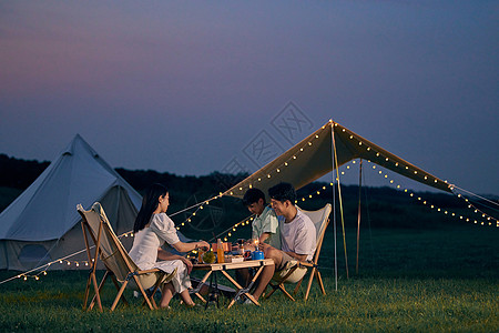 一家人喝水夏日一家人夜晚户外露营背景