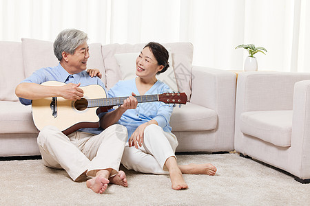退休居家恩爱的老年夫妻一起唱歌图片