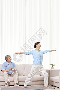退休居家老年夫妻做瑜伽图片