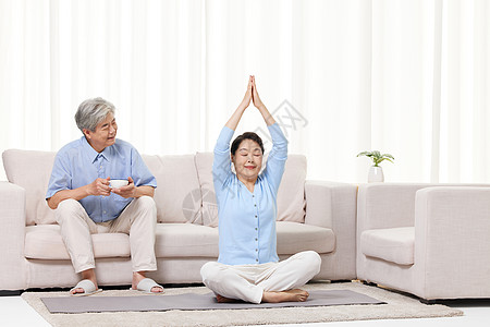 退休居家老年夫妻做瑜伽背景