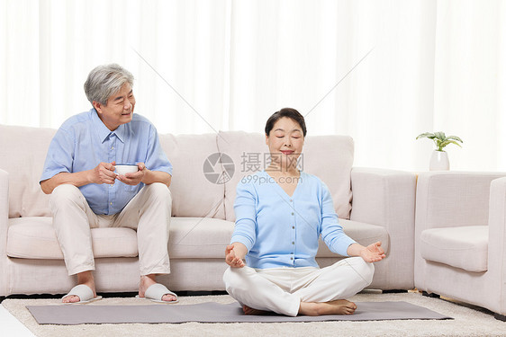 老年人居家锻炼身体瑜伽图片