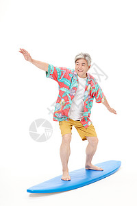 开心冲浪的老人图片