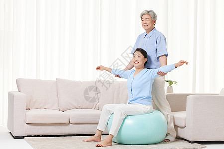 老年夫妻在家健身做瑜伽背景图片
