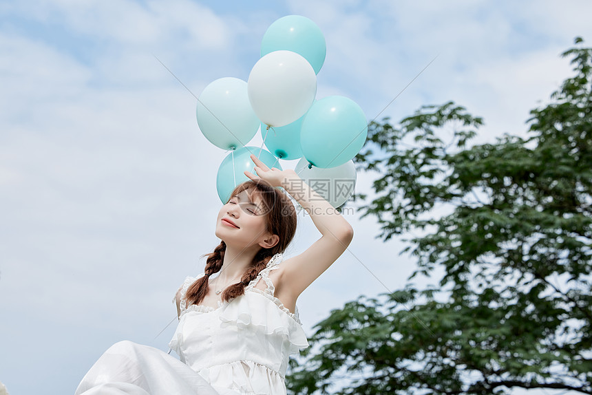 手拿气球的日系夏日美女图片
