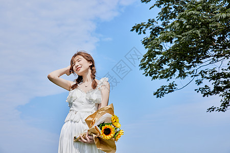 美女写真夏日美女手拿向日葵背景